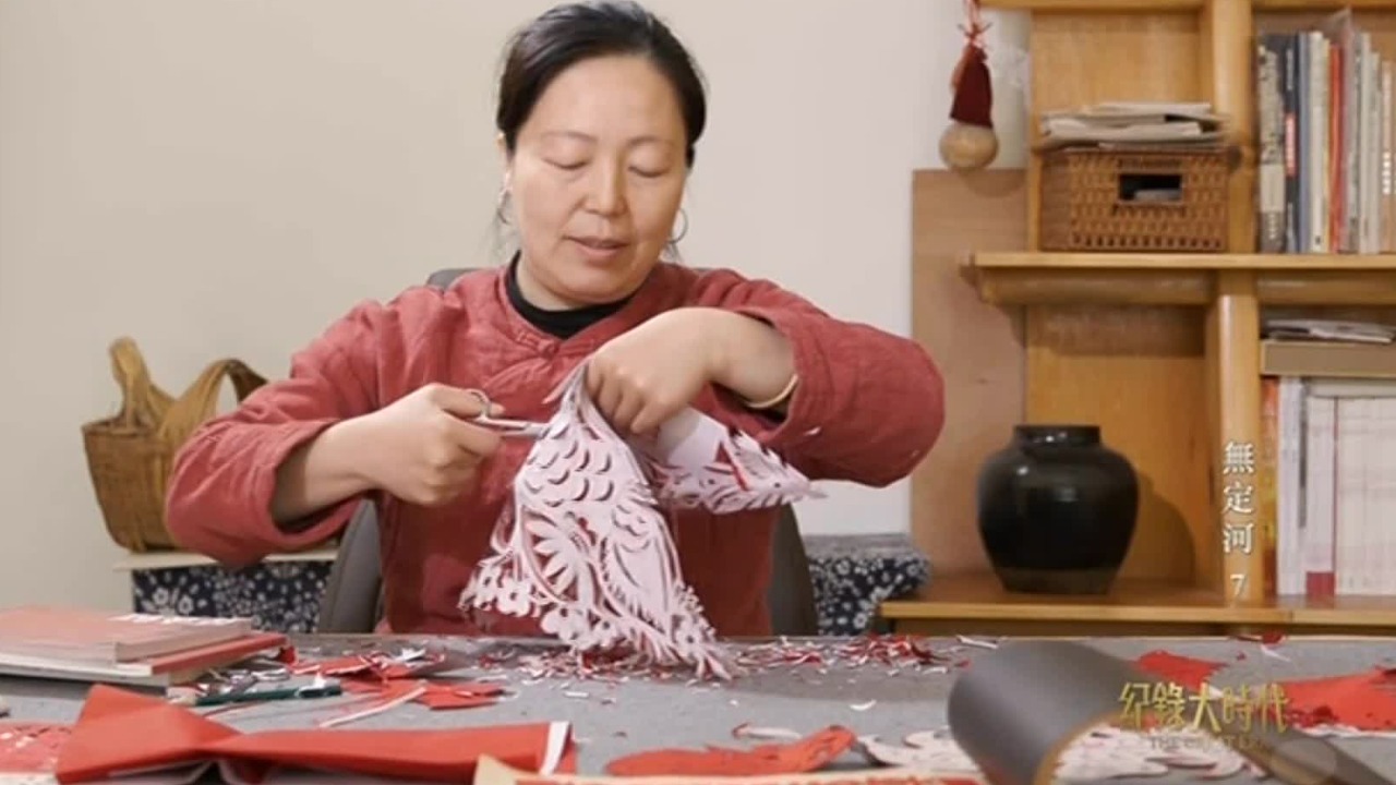 杜君，地地道道的米脂婆姨，传承并创新了陕北剪纸艺术，备受艺术界关注