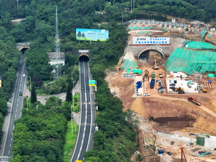 成渝高速改扩建重庆段缙云山隧道施工现场。