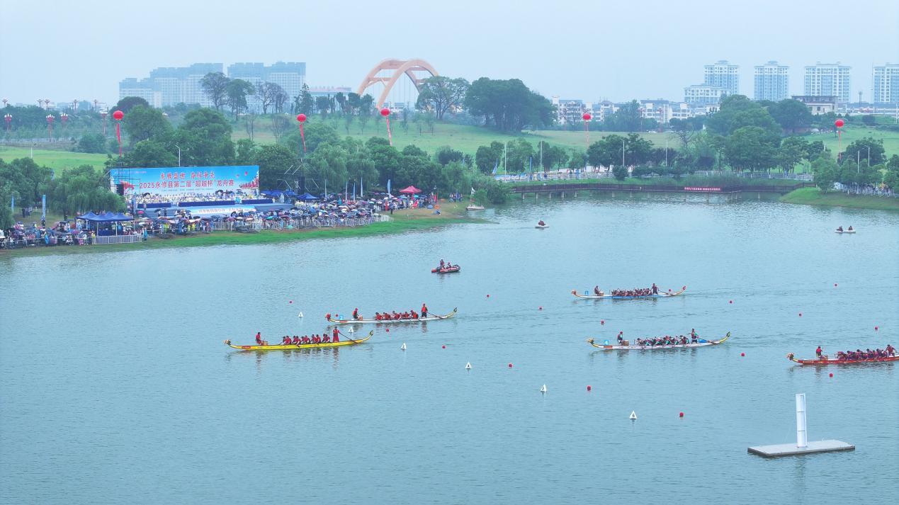 2025永修县第二届“超越杯”龙舟赛挥桨开赛。梁振堂 摄