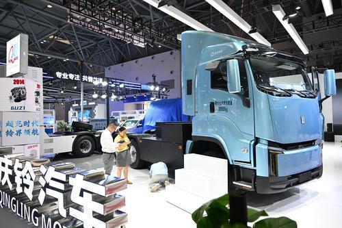 5月22日,第七届西洽会上,庆铃集团携手华为数字能源,重磅发布全球首款兆瓦级超充重卡——铃界。记者 谢智强 摄