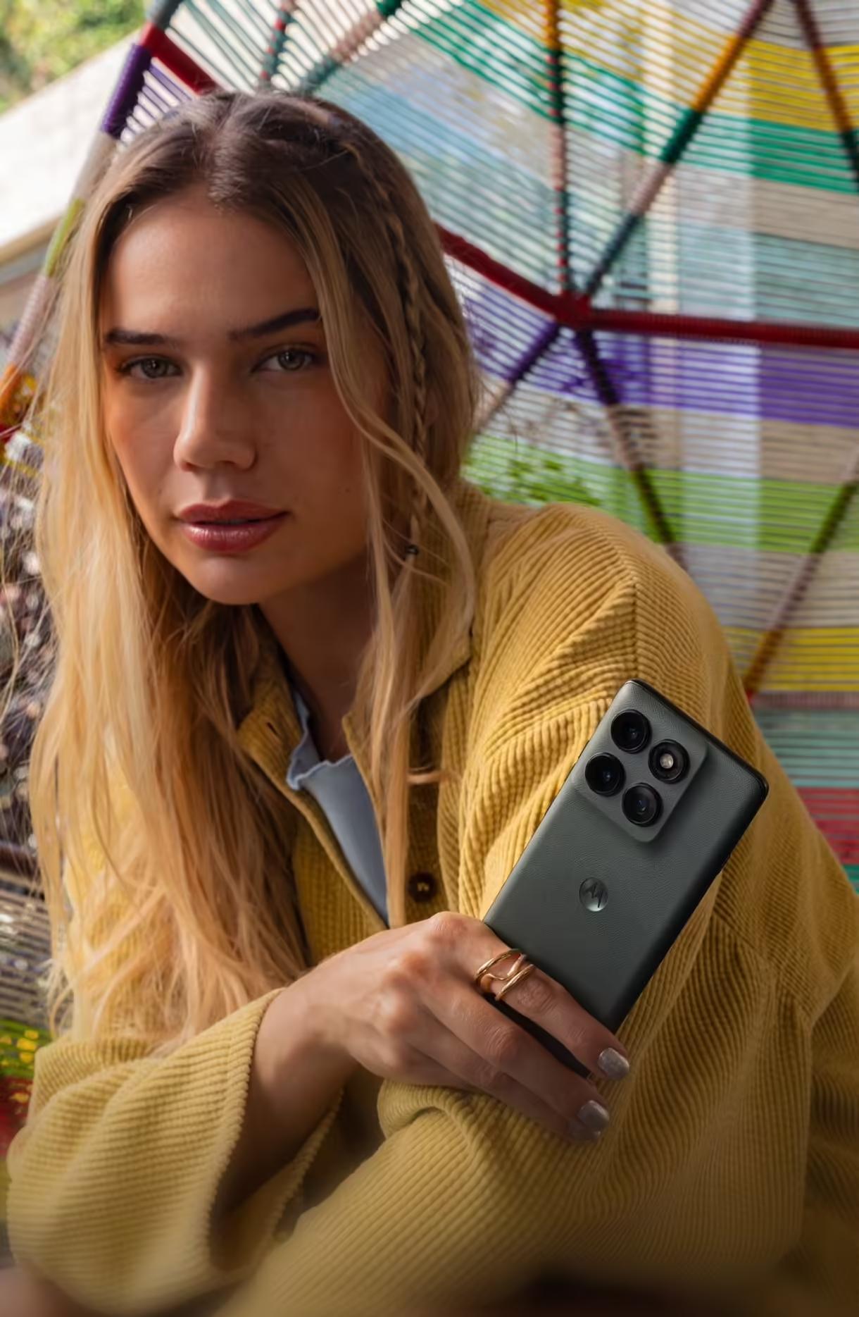 摩托罗拉Edge 2025手机渲染图曝光:升级三摄,沿用Quick Button快捷键