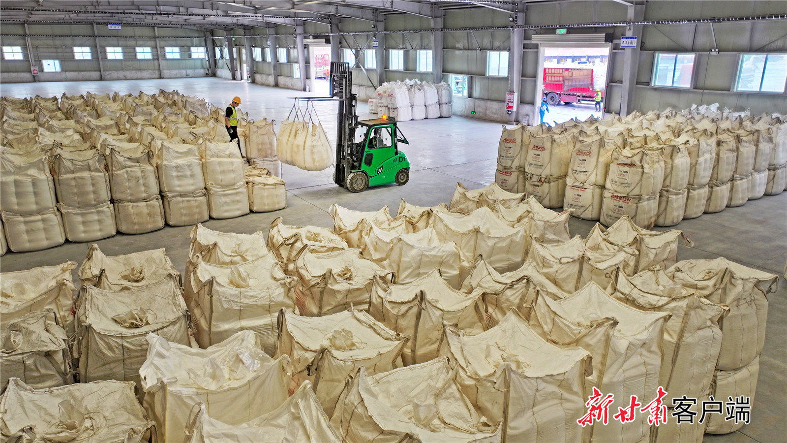 合成金红石正在装袋