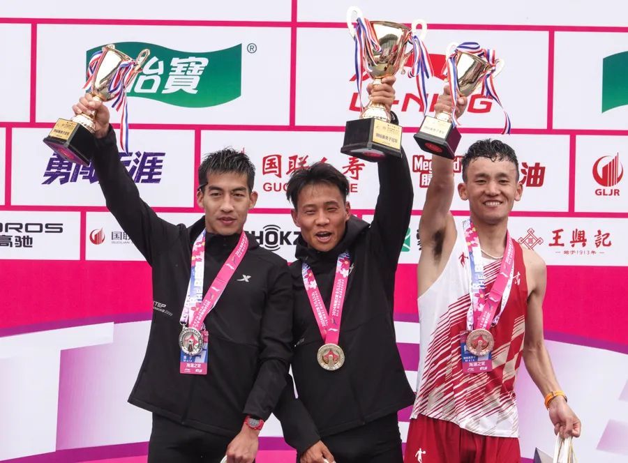 2024年3月24日,冠军何杰(中)、亚军杨绍辉(左)和季军桑吉东知在全国马拉松锦标赛(第一站)男子组颁奖仪式上。新华社记者 杨磊 摄