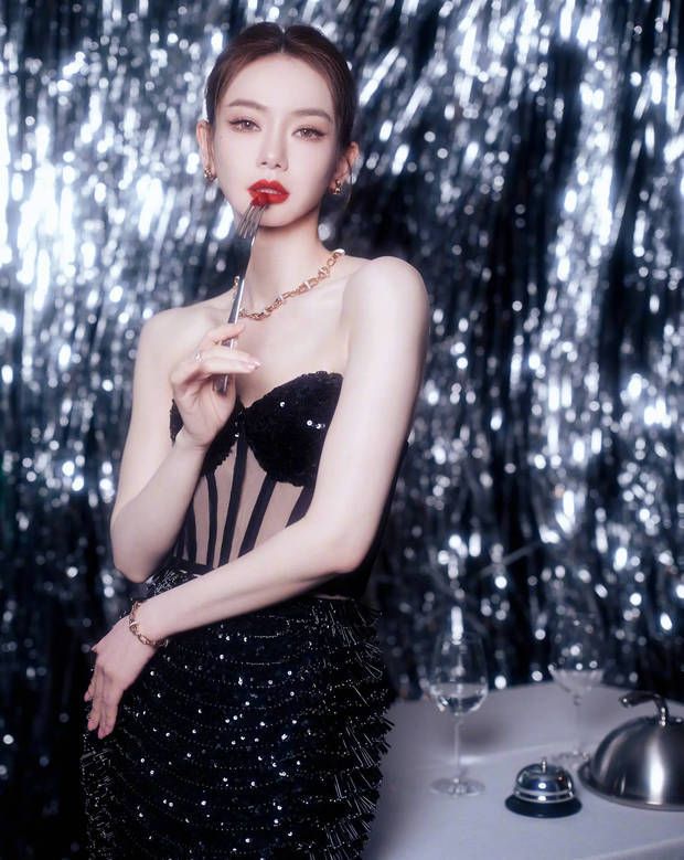 戚薇束发而立。