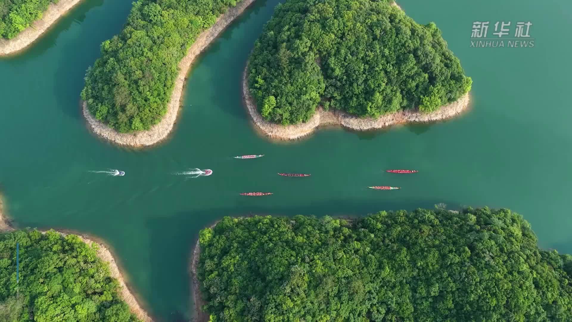青山绿水行龙舟
