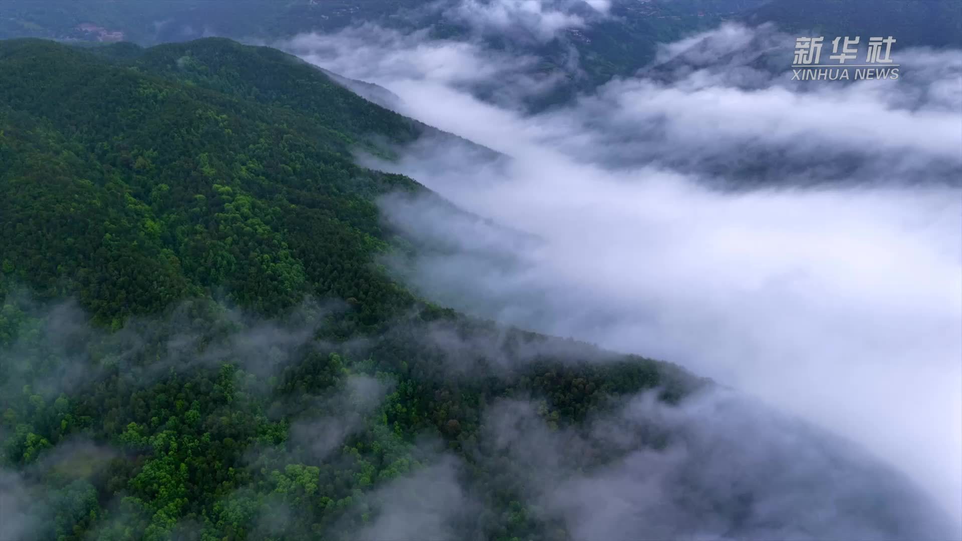 云南丽江：玉龙雪山“云涌峰浮”如仙境