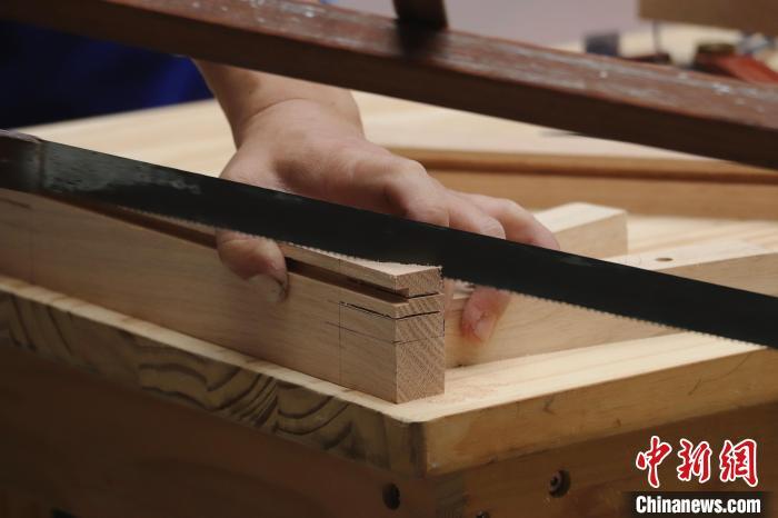 图为木工制作能手正在切割木料。 中新社记者 熊锦阳 摄
