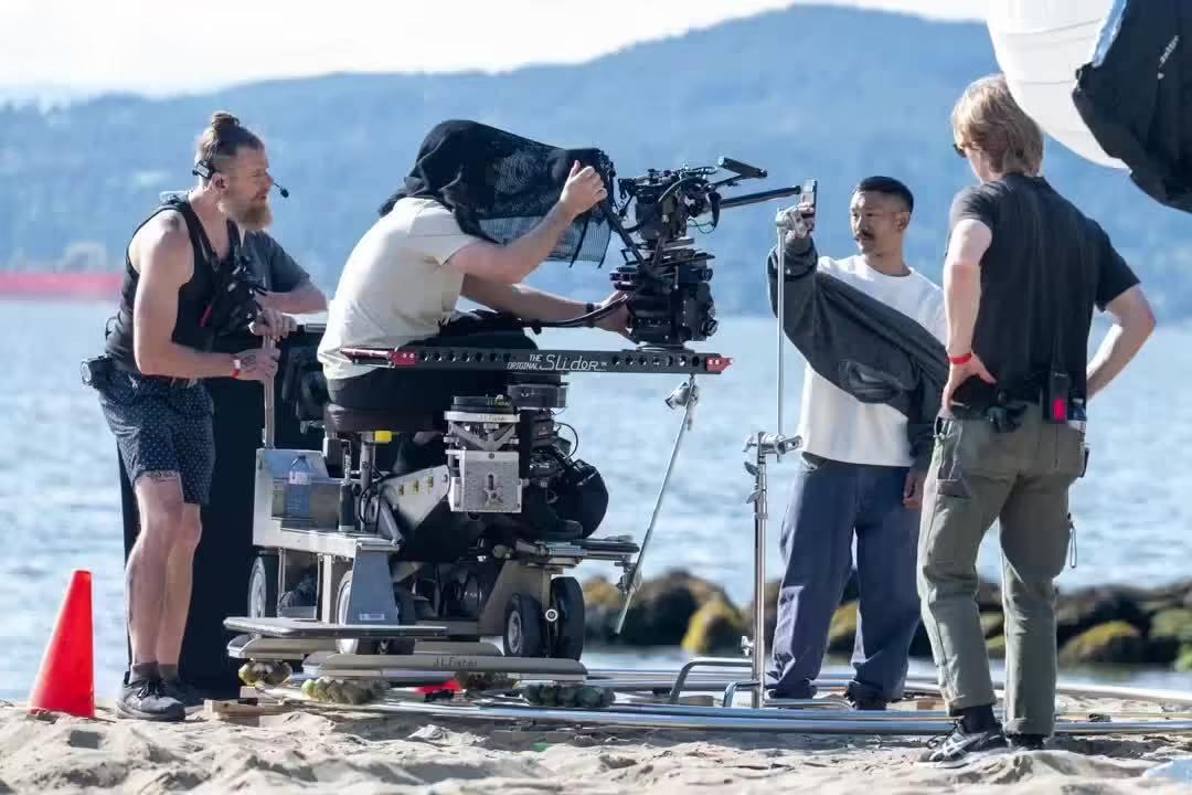 谷歌Pixel 10拍摄现场曝光,手机外观延续前代设计