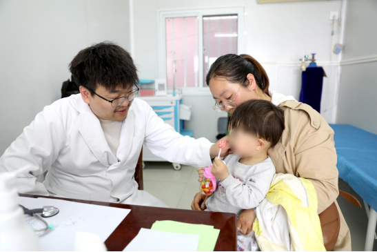 金博文医生与孩子互动
