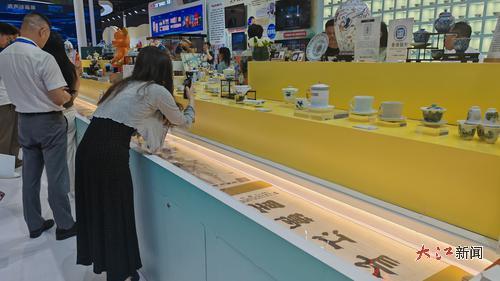 長(zhǎng)達(dá)8米的夏布繡巨制《長(zhǎng)江萬(wàn)里》