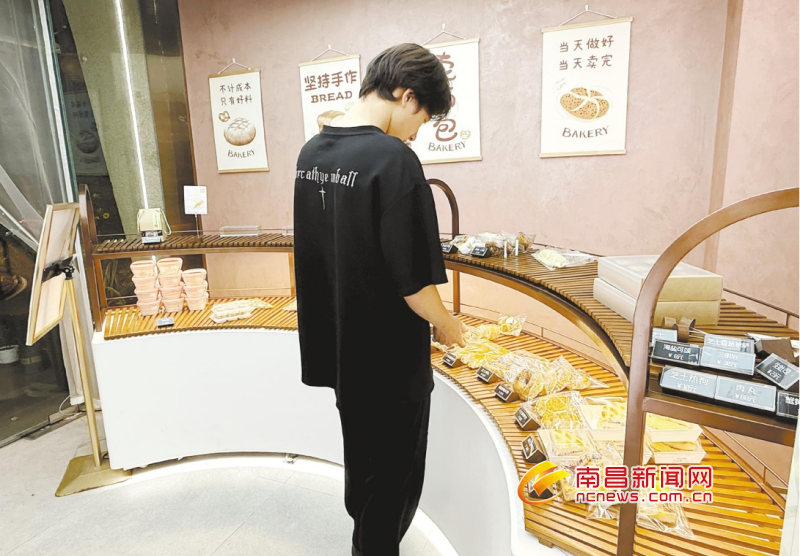 烘焙店内,店员正在打包盲盒。