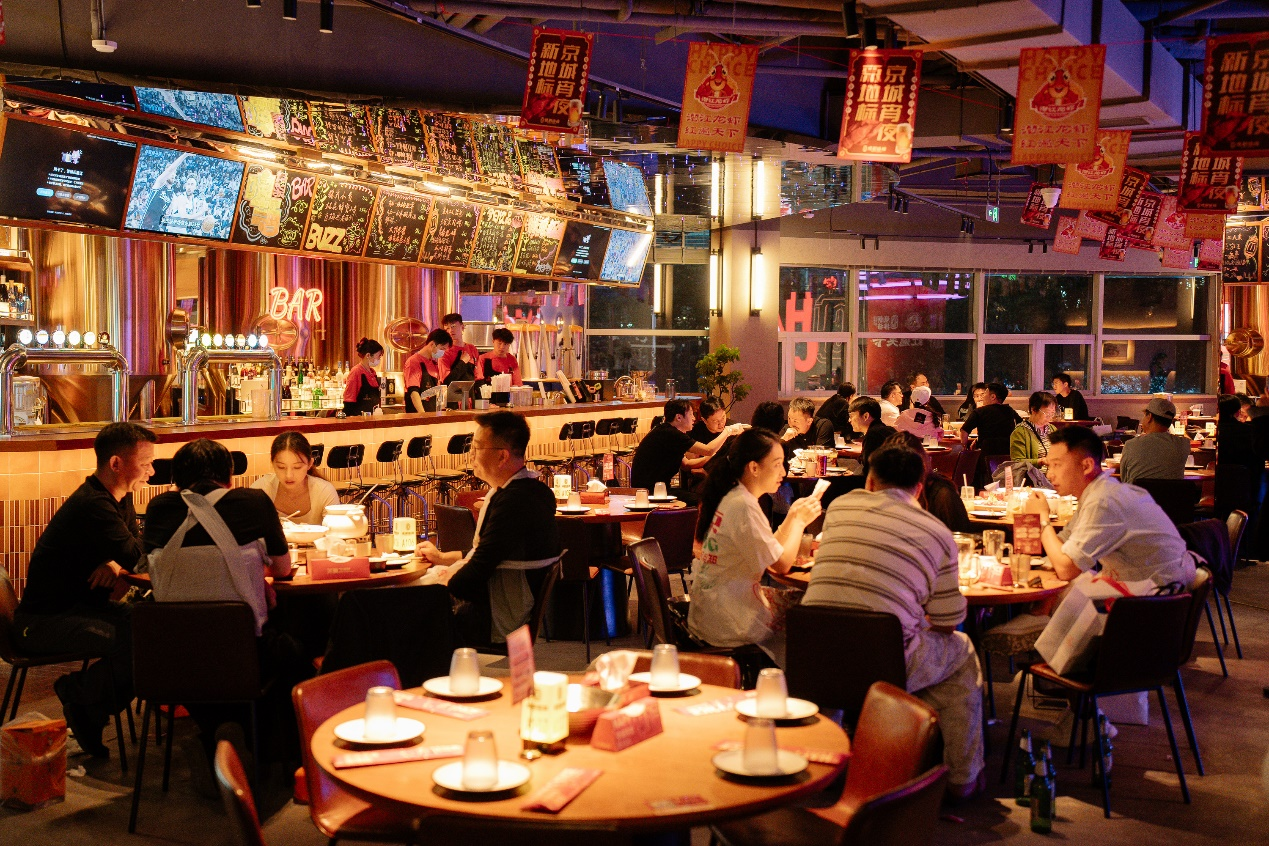 潜江龙虾北京旗舰店内人声鼎沸