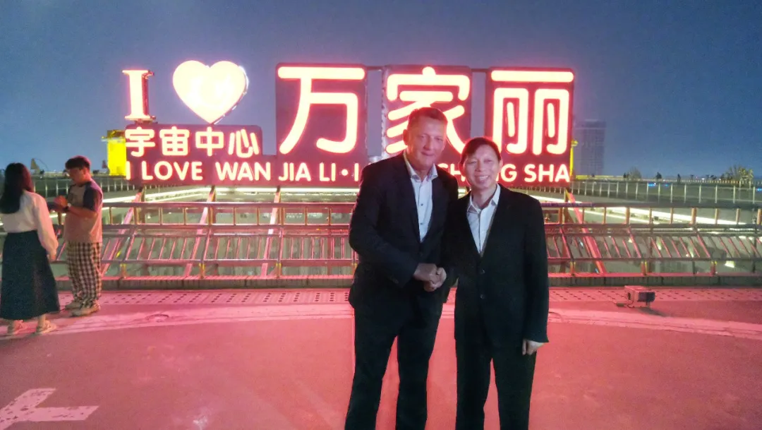 “您购物 我买单”万家丽超级家装节盛大启动！知名演员刘凡菲与消费者亲切互动
