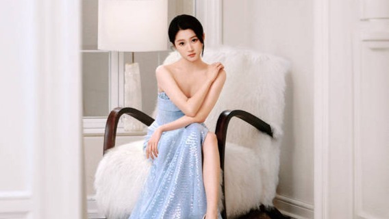 关晓彤蓝色抹胸开叉裙，美腿吸睛，妩媚动人封面图