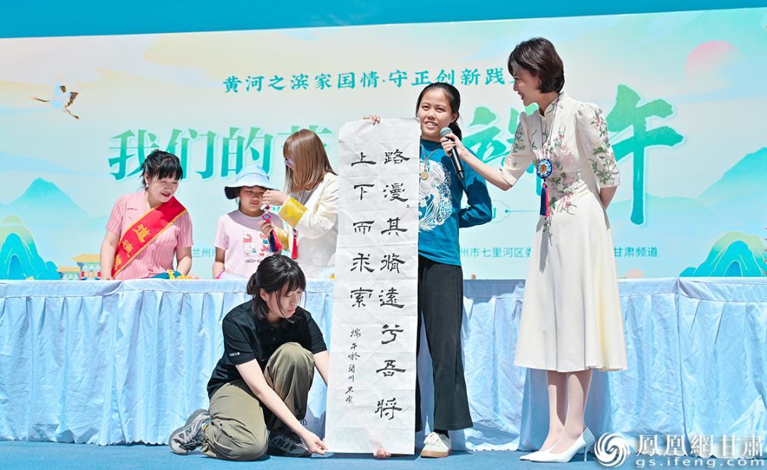 游客现场挥毫体验别样端午节