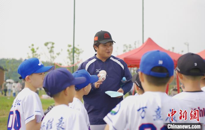 5月25日,在江西省南昌市的棒球场上,台青吴军平正在训练球员。吴敏 摄