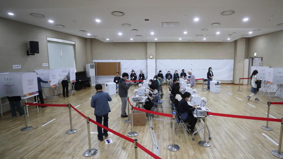 韩国总统选举“事前投票”选民踊跃 投票率破纪录