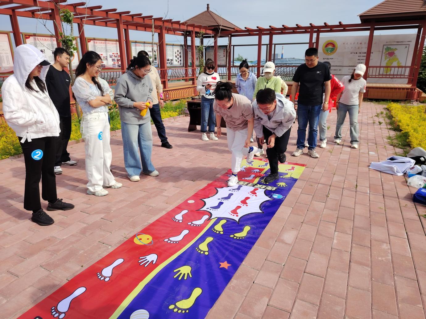 (虎林镇青年干部进行趣味游戏)