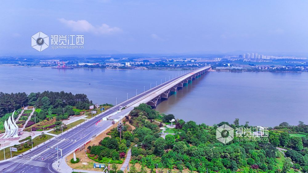 2025年5月26日,在江西省吉安市新干县赣江大桥拍摄的画面。