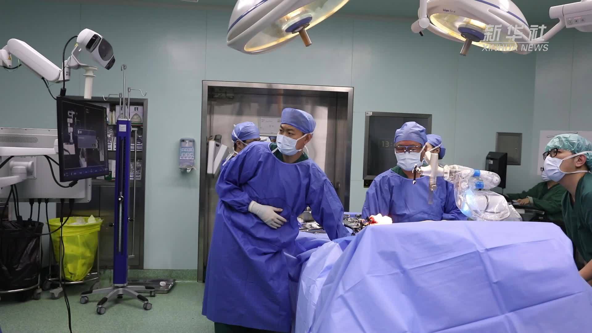 医生与机器人协作“O型腿”完美矫正