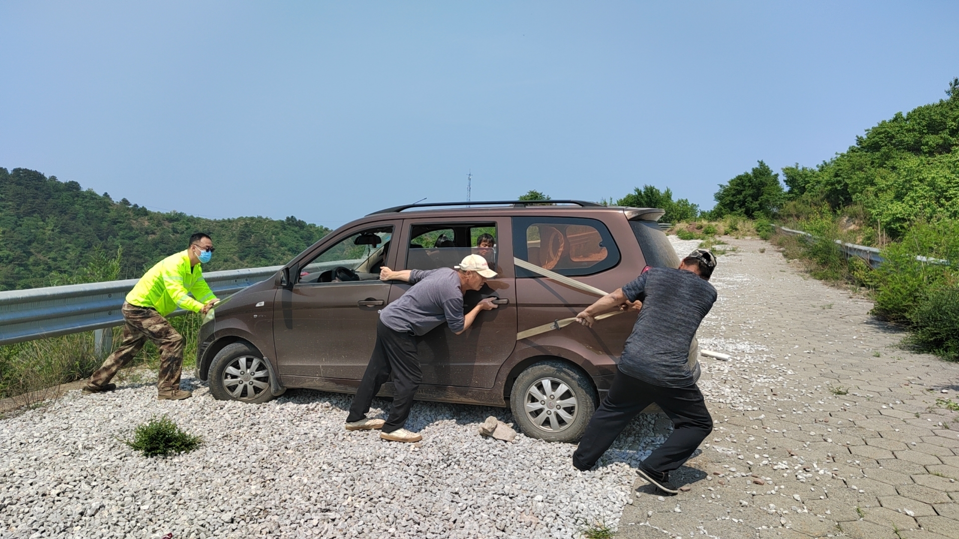 河北高速集团承德分公司平泉保通保畅应急大队：暖心救援显担当 真情服务获赞誉