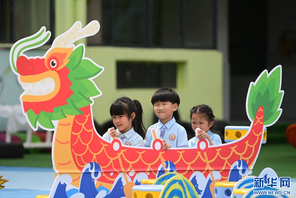 近日，在江西省宜春市萬載縣康樂幼兒園，萌娃們在進行旱龍舟比賽。新華網發 鄧龍華 攝