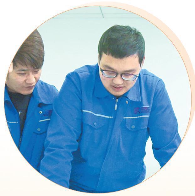 马柏青（右）　兰州新区报记者　霍鸿宇　摄