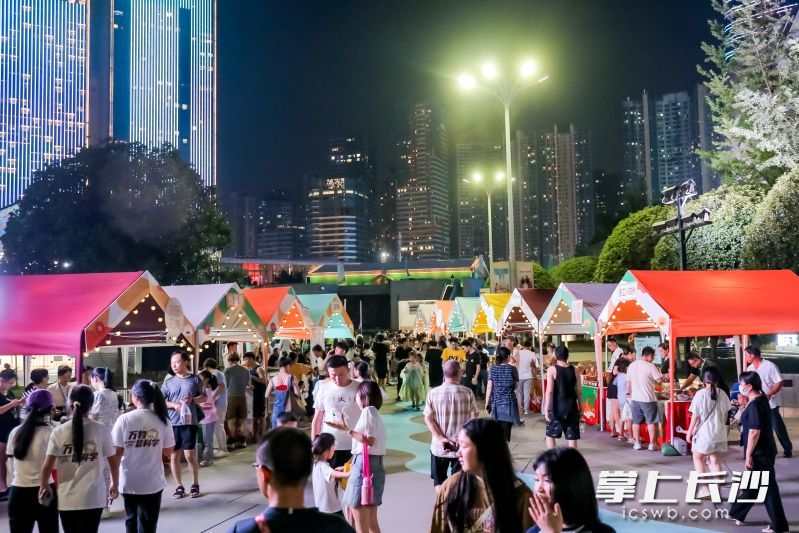 长沙滨江文化园文化广场的非遗互动体验市集展示区。