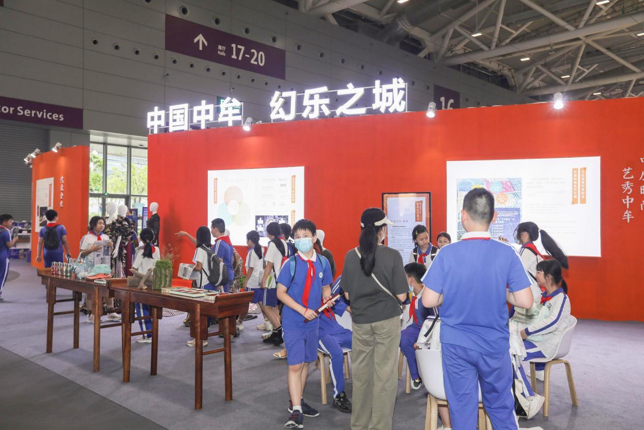 文博会启幕时尚新篇章 “展”“会”联动赋能产业高质量发展