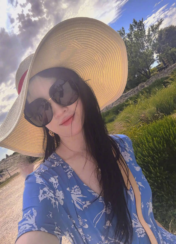 搜狐娱乐讯 5月28日,刘亦菲晒出一组旅游随记,照片中她穿深V蓝色碎花裙清新明媚,戴墨镜草帽随性自在,素颜状态超好。