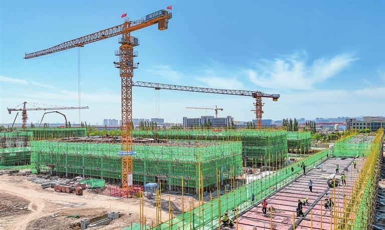 爱玛兰州新区产业园项目塔吊林立，工人们正在抢抓建设进度。