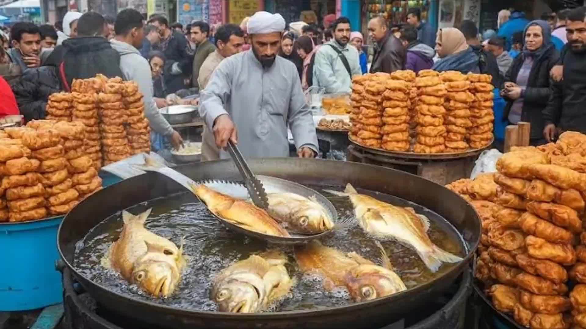 见识一下，巴基斯坦白沙瓦夜市的咖喱炸鱼，每天只做500斤