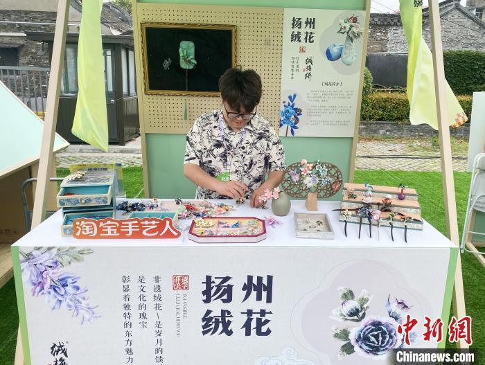 扬州绒花等令人叹为观止的非遗技艺是扬州的重要组成，构筑起扬州的“城市记忆”。　崔佳明 摄