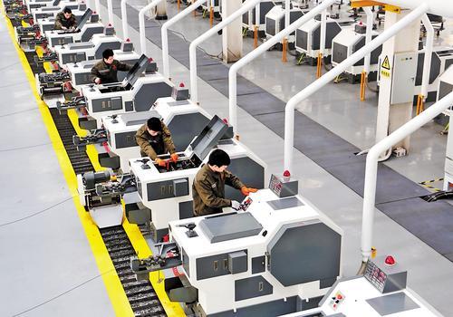 4月20日，河北喜力德五金制造有限公司工人在数字化智能生产车间忙碌。 永年区委宣传部供图