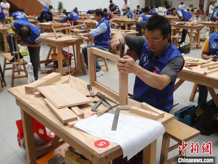 图为正在进行比赛的木工制作能手。中新社记者 熊锦阳 摄