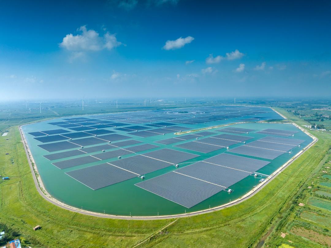 德州市陵城区，世界单体最大水上漂浮式光伏电站——华能德州丁庄水库光伏发电项目接受设备巡检。
