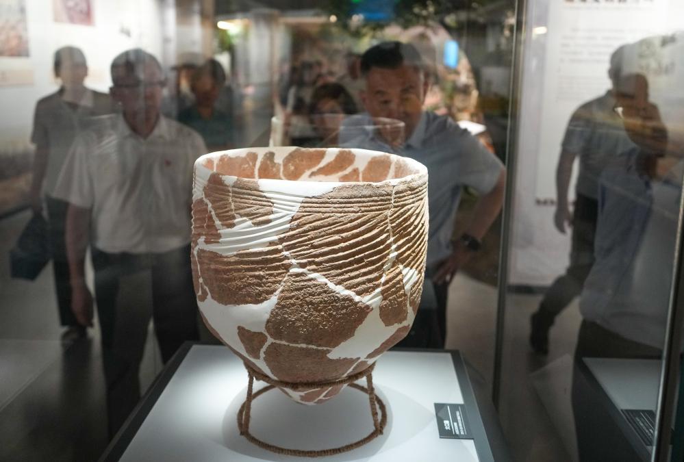 这是5月20日在大汶口遗址博物馆拍摄的大口尊。新华社记者 徐速绘 摄