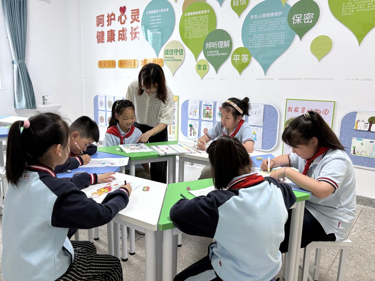 图为渡江实验小学举行心理健康团体辅导活动