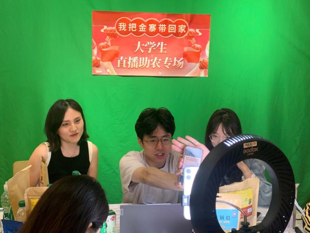 （商学院电子商务教师王雨鹤在屏幕外进行直播指导）