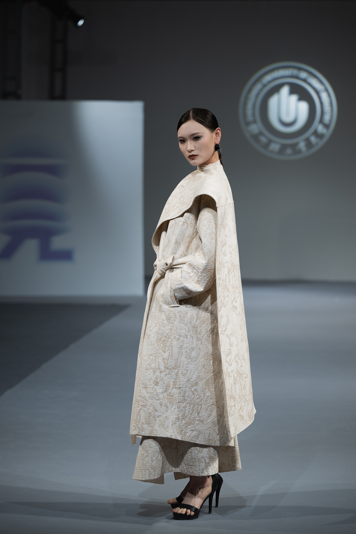 传统与潮流共舞！郑州轻工业大学2025届服装设计毕业大秀璀璨启幕