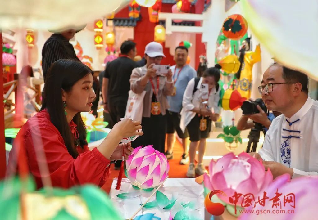 游客体验正宁花灯制作