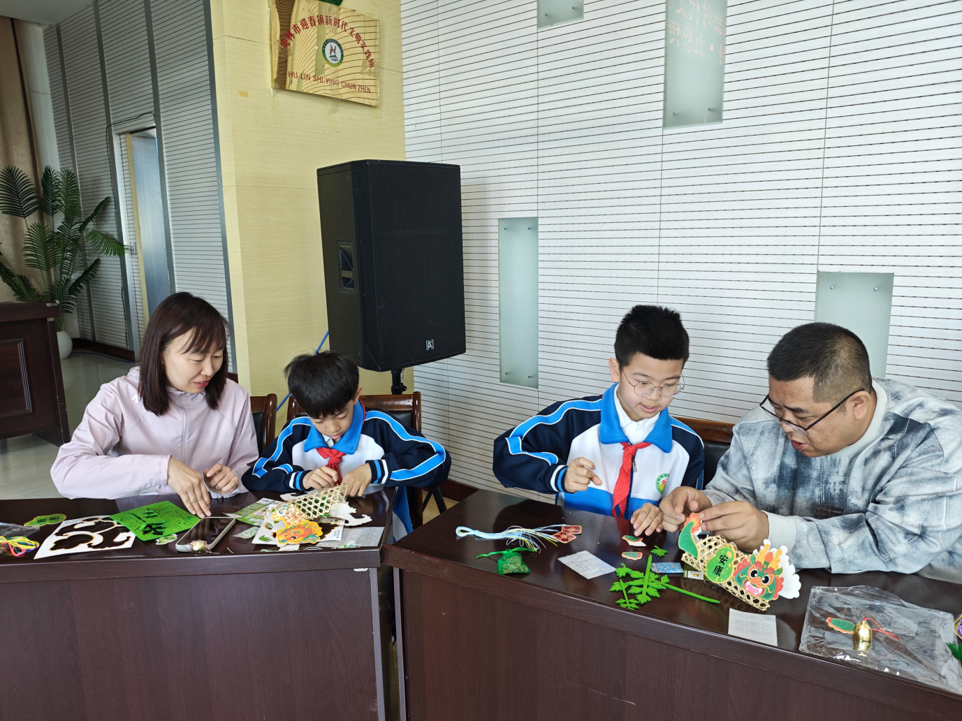 (迎春镇居民制作龙舟模型中)