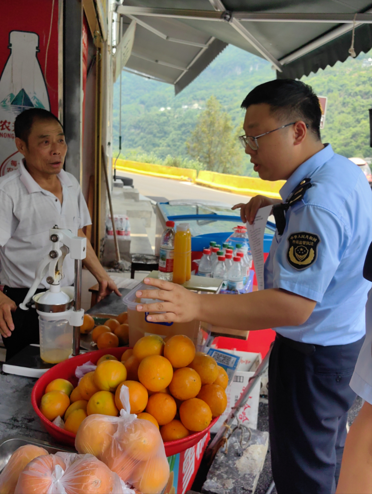 杨振东（右）在工作中。