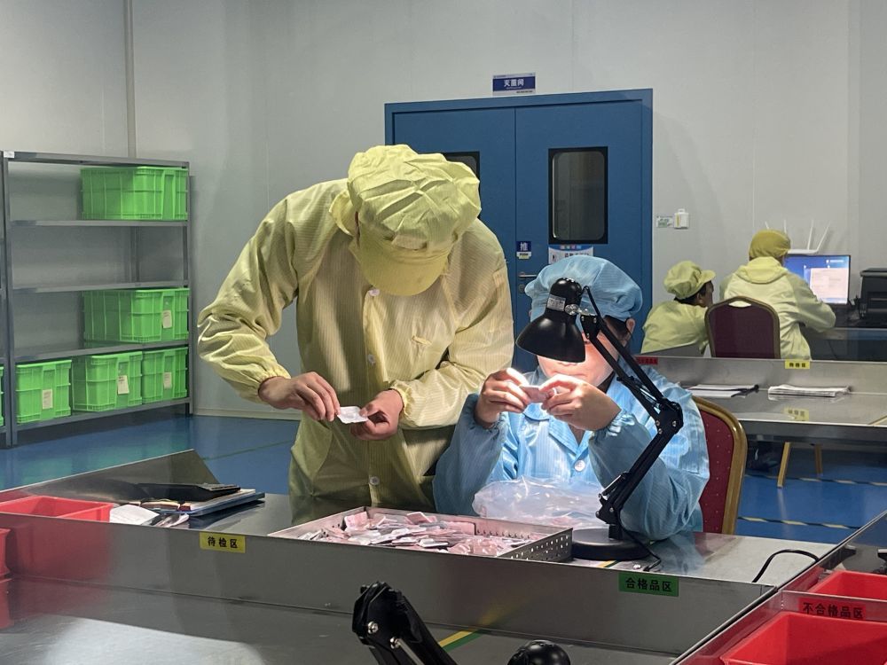 工作人员正在检查生产出的美瞳产品 新华社记者 程楠 摄