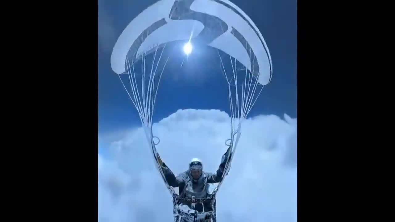 罕见，一名滑翔伞爱好者飞行时被云吸至8598米后奇迹生还