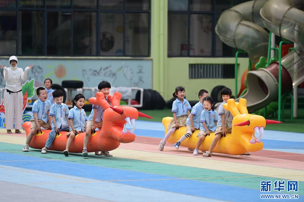 近日，在江西省宜春市萬載縣康樂幼兒園，萌娃們在進行旱龍舟比賽。新華網發 鄧龍華 攝