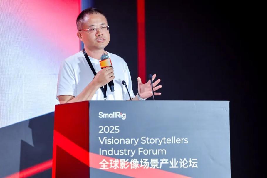 图:论坛现场,刘毅分享尼康如何从顾客视点的角度去做产品创新和服务