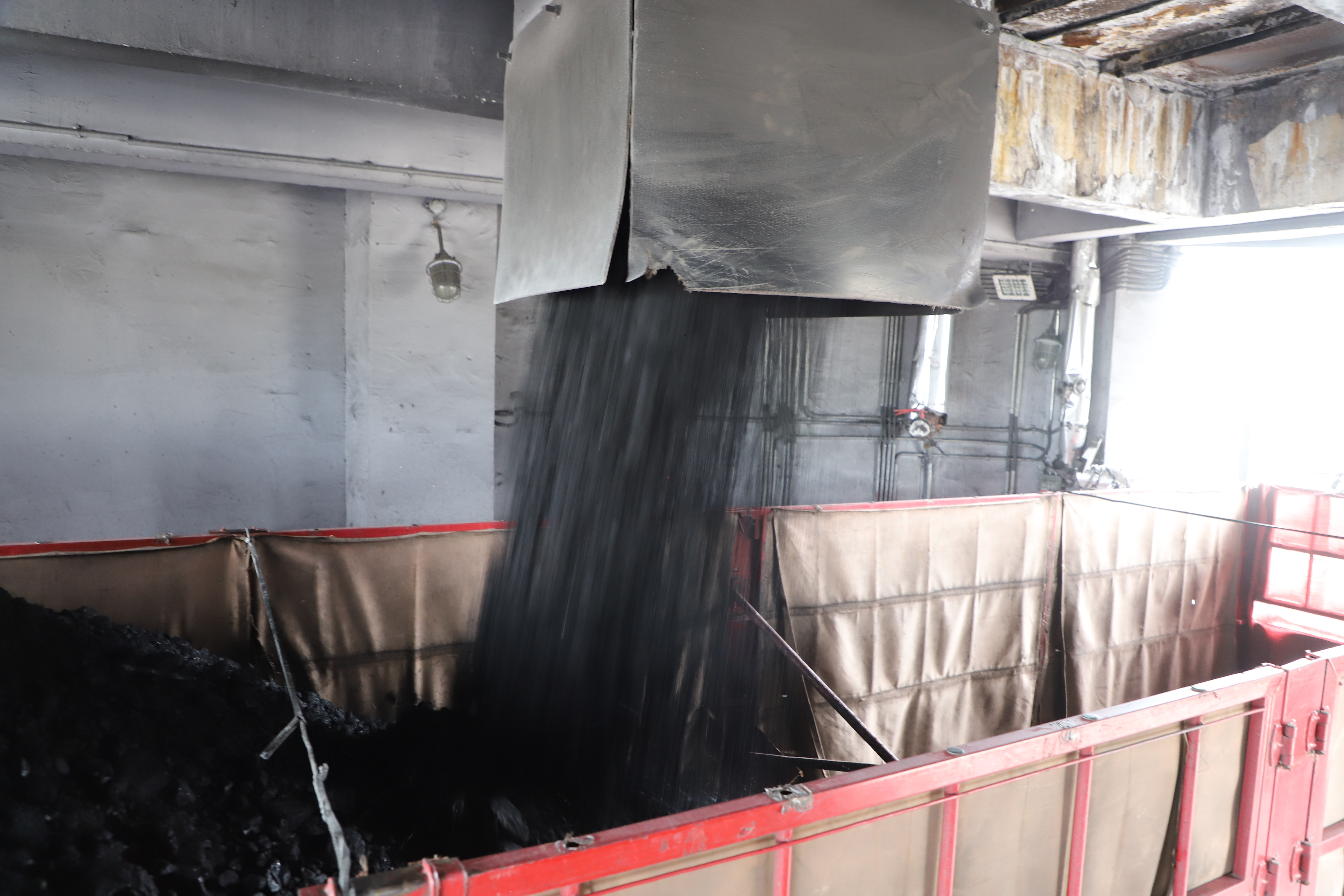 图为邵寨煤业智慧发运系统自动装车中　朱强　摄