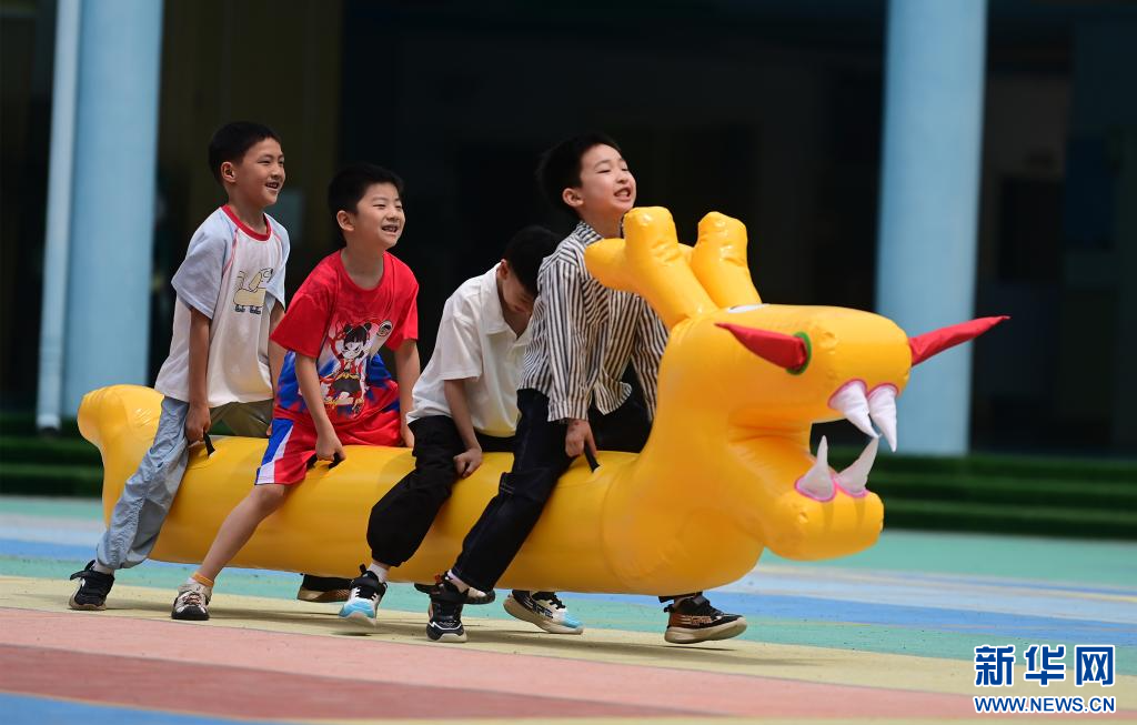 近日，在江西省宜春市萬載縣康樂幼兒園，孩子們在進行旱龍舟比賽。新華網發 鄧龍華 攝