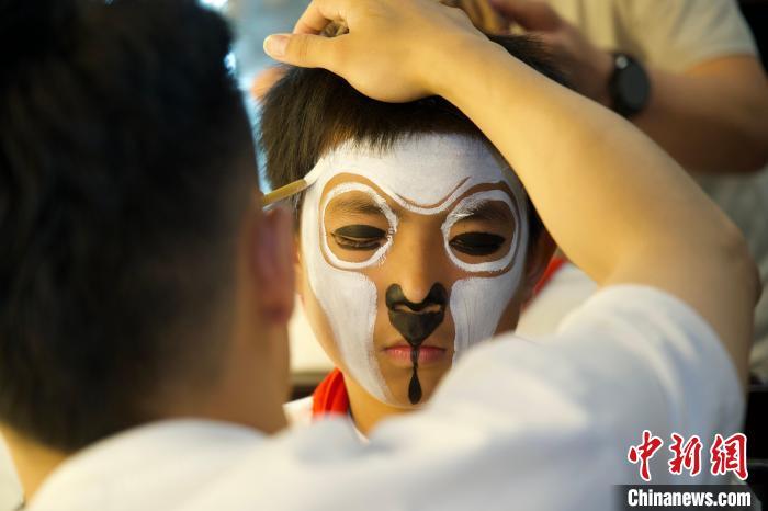 体验戏曲妆容。　马威 摄